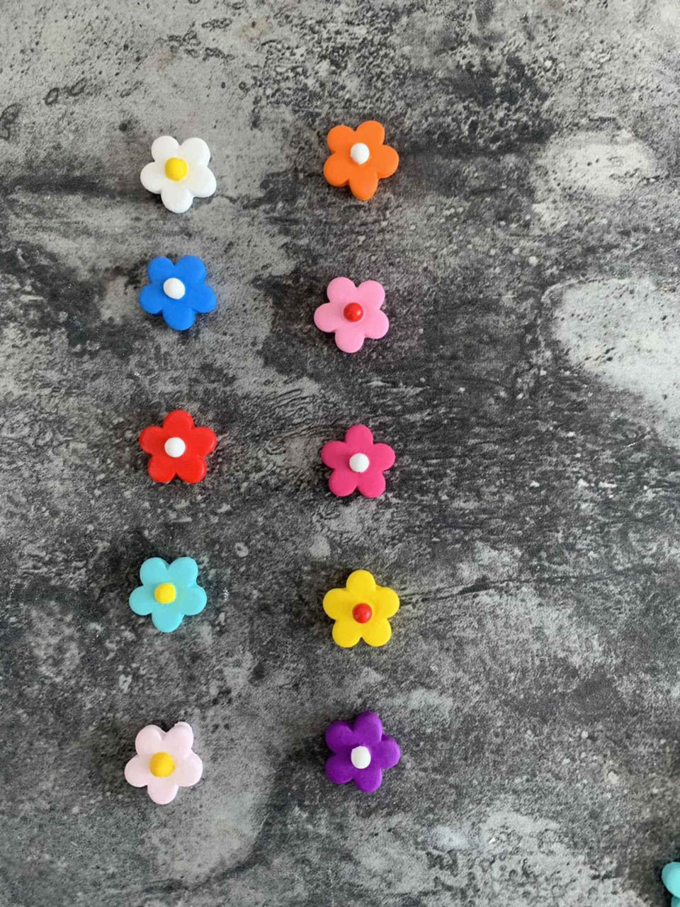 Daisy flower vent accessory for daily drives and thoughtful gifts